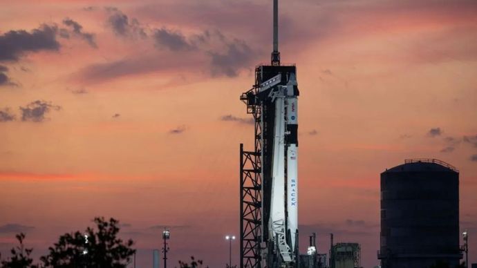 Foto yang diambil pada 25 Februari 2023 menunjukkan roket SpaceX Falcon 9 dan pesawat ruang angkasa Dragon di Pusat Antariksa Kennedy NASA di Florida, Amerika Serikat.