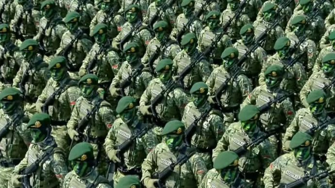 Tangkapan layar - Prajurit TNI berbaris saat mengikuti Upacara Gelar Pasukan Operasional dan Kehormatan Militer di Lapangan Suparlan, Pusat Pendidikan dan Latihan Pasukan Khusus (Pusdiklatpassus) Kopassus TNI Angkatan Darat, Batujajar, Kabupaten Bandung Barat, Jawa Barat, Minggu, 10 Agustus 2025.
