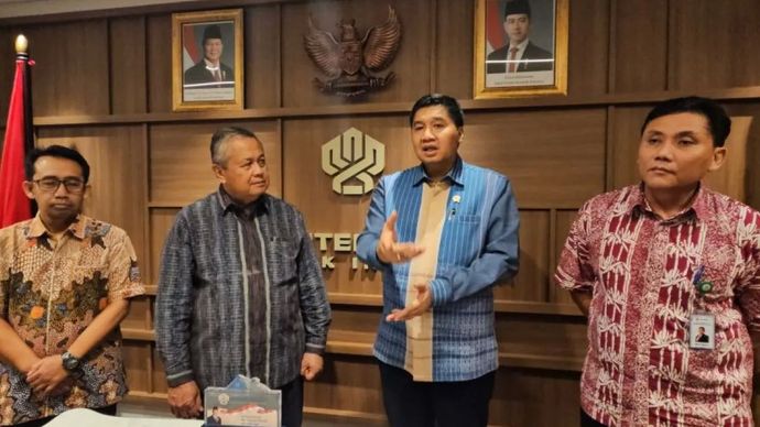 Menteri Perumahan dan Kawasan Permukiman (PKP) Maruarar Sirait (kedua kanan) dan Gubernur Bank Indonesia (BI) Perry Warjiyo (kedua kiri) melakukan pertemuan guna membahas mengenai potensi besar Program 3 Juta Rumah. Minggu, 10 Agustus 2025.
