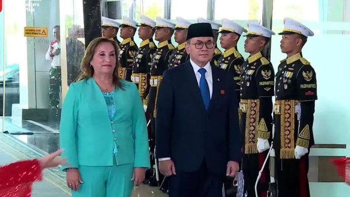 Menteri Perdagangan Budi Santoso menyambut ketibaan Presiden Republik Peru Dina Ercilia Boluarte Zegarra Tiba di Indonesia, tiba Bandara Internasional Soekarno-Hatta, Tangerang, Banten, Minggu (10/8/2025). 