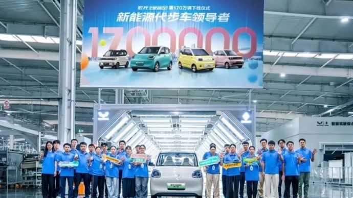 Wuling Hongguang Mini EV ke-1,7 juta meluncur dari jalur produksi di China. (Foto: Wuling via CarNewsChina)