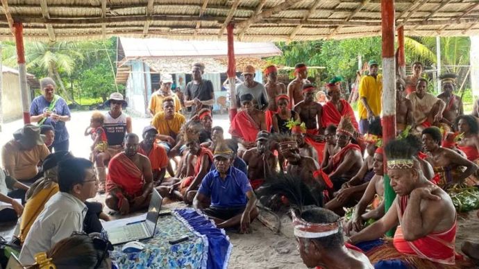 ustrasi - Masyarakat hukum adat di Distrik Konda dalam kegiatan verifikasi untuk penetapan hutan adat di Distrik Konda, Kabupaten Sorong Selatan, Papua Barat Daya, Selasa (15/10/2024) 