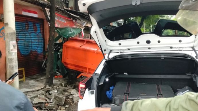 Kecelakaan lalu lintas di jalan tanjung barat arah Depok setelah poom bensin Shell , mobil menabrak germor petugas PPSU kelurahan Pejaten Timur , 1 korban luka parah. Senin (11/8)