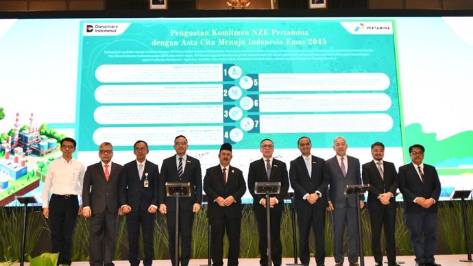 Menteri Perencanaan Pembangunan Nasional/Kepala Bappenas Rachmat Pambudy bersama Komisaris Utama Pertamina Mochamad Iriawan, Direktur Utama Pertamina Simon Aloysius Mantiri dan jajarannya, meluncurkan Kick Off NZE Commitment pada acara Peta Jalan NZE Pertamina &ldquo;Menuju Kedaulatan Energi dengan Bisnis Berkelanjutan