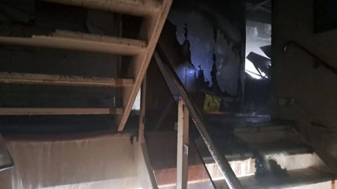 Kondisi lambung kapal KM Dorolonda usai kebakaran.