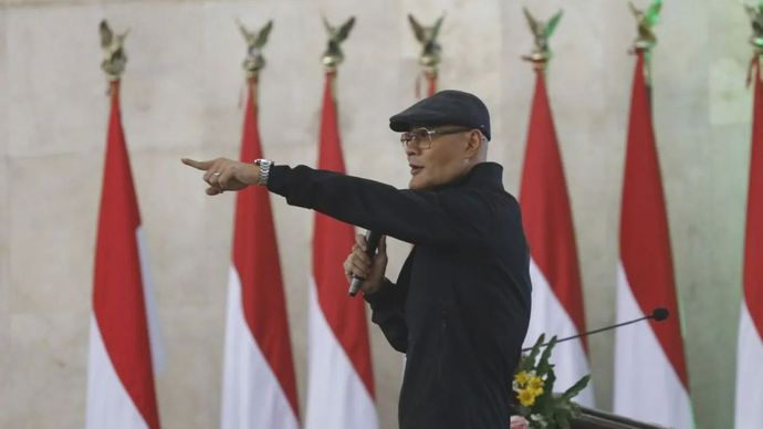 Staf Khusus Menteri Pertahanan Bidang Komunikasi Sosial dan Publik Deddy Corbuzier saat berbicara dalam Acara Penerimaan Mahasiswa Baru Tahun Akademik 2025/2026 di Universitas Pembangunan Nasional (UPN) 