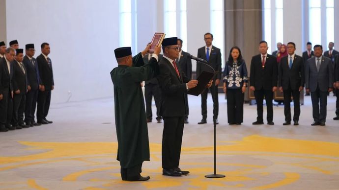 ​​​​​​​Ricky Perdana Gozali​​​ mengucapkan sumpah jabatan sebagai Deputi Gubernur Bank Indonesia di hadapan Ketua Mahkamah Agung (MA) Sunarto di Jakarta, Senin 11 Agustus 2025. (ANTARA/HO-Bank Indonesia)
