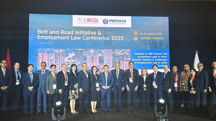 Ketua Umum Persatuan Advokat Indonesia (Peradi) Otto Hasibuan (tengah) dalam acara LAWASIA Belt and Road Initiative and Employment Law Conference 2025 di Jakarta, Senin, 11 Agustus 2025.