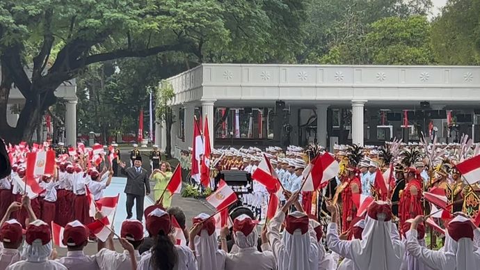 Prabowo Sambut Hangat Kedatangan Presiden Peru Dina Boluarte di Istana Merdeka