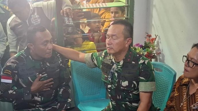 Pangdam IX/Udayana Mayjen TNI Piek Budyakto dan ayah Prada Lucky Saputra Namo.
