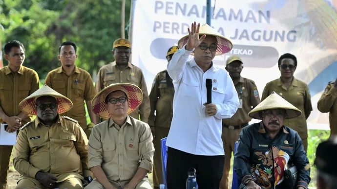 Menteri Koperasi (Menkop) Budi Arie Setiadi saat mengunjungi Kampung Bumi Raya, Kabupaten Nabire, Papua Tengah, Senin, 11 Agustus 2025.