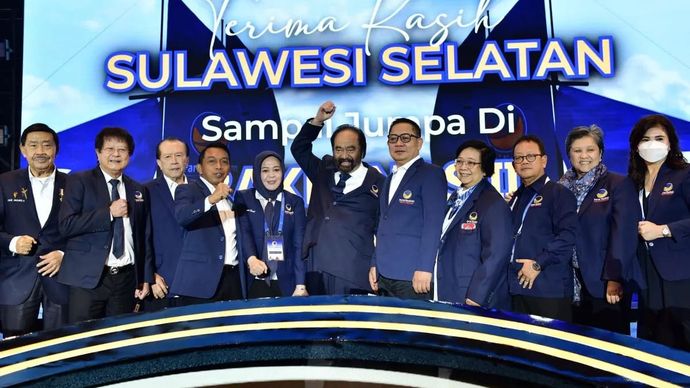 Ketua Umum DPP Partai NasDem Surya Paloh (tengah) didampingi jajaran pengurus tingkat DPW provinsi dan DPP berfoto bersama saat menutup Rakernas I di Hotel Claro Makassar, Sulawesi Selatan, Minggu 10 Agustus 2025. ANTARA/HO-Dokumentasi NasDem