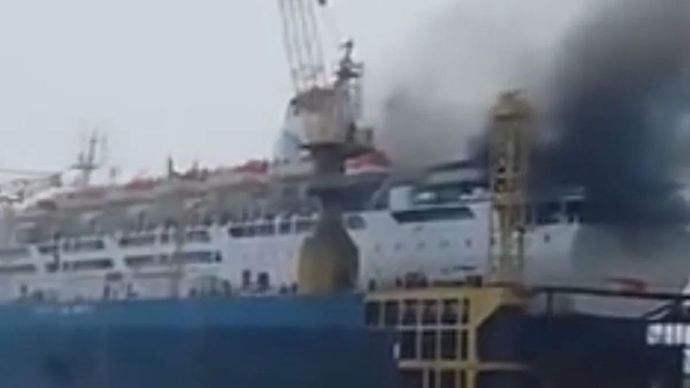 Kapal dengan bama lambung Dorolonda milik PT Pelni terbakar saat melakukan perawatan rutin di Dok KoJa Bahari Pelabuhan Tanjung Priok pada Senin, 11 Agustus 2025.