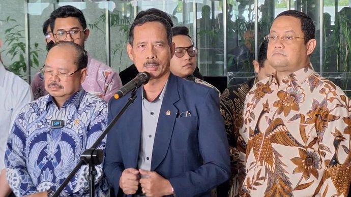 Ketua Bidang Pengawasan Hakim dan Investigasi Komisi Yudisial (KY) Joko Sasmito (tengah) memberikan keterangan kepada wartawan di Gedung Komisi Yudisial, Jakarta, Senin 11 Agustus 2025. (ANTARA/Fianda Sjofjan Rassat)