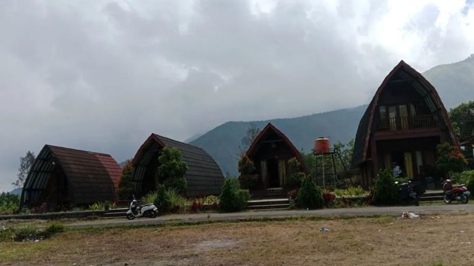 Akomodasi penginapan di kawasan Gunung Rinjani, Lombok, Nusa Tenggara Barat di Mataram, Senin (11/08/2025). 