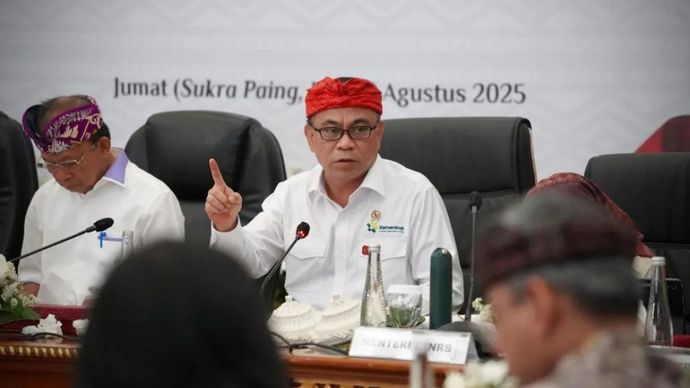Menteri Koperasi Budi Arie Setiadi memberikan paparan saat acara Rapat Koordinasi (Rakor) Konsolidasi dan Percepatan Operasionalisasi Koperasi Desa/Kelurahan Merah Putih di Denpasar, Bali, Jumat (8/8/2025).