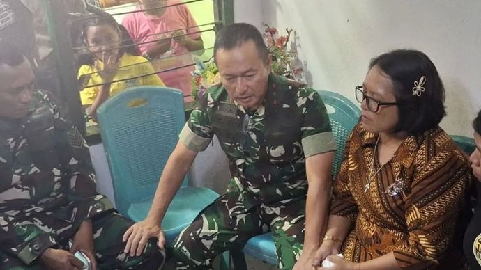 Pangdam IX/Udayana Mayjen TNI Piek Budyakto (tengah) saat bersama orang tua Prada Lucky di rumah duka, Senin, 11 Agustus 2025.