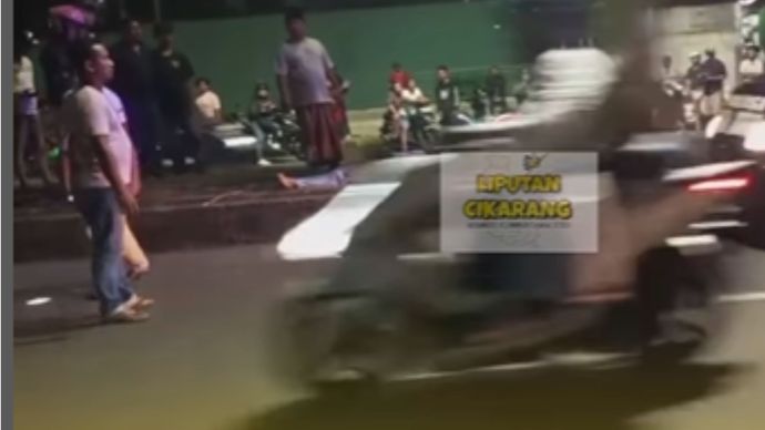 Lakalantas Di Jalan infeksi Kalimalang Desa Pasir Sari, Kecamatan Cikarang Selatan, Kabupaten Bekasi, Seorang Pengendara Kritis Dan Sudah Dievakuasi Ke Rumah Sakit Mediarosa.