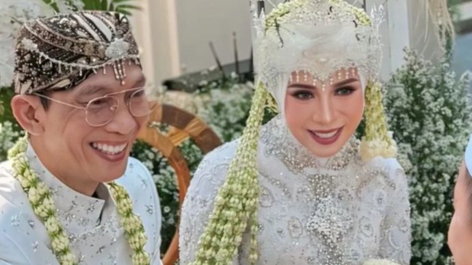 Melly Goeslaw, Anto Hoed