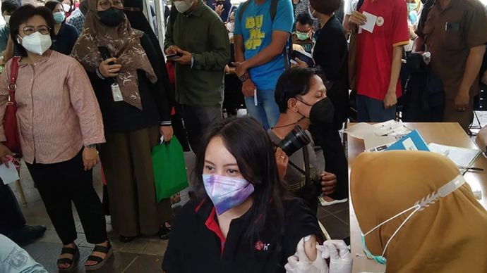 Warga mengikuti vaksinasi COVID-19 dosis keempat di Balai Kota Jakarta.
