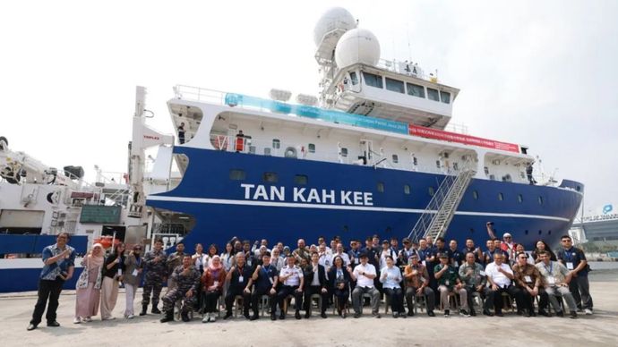 Tim peneliti dari Badan Riset dan Inovasi Nasional (BRIN), Second Institute of Oceanography (SIO) dari China, dan Universitas Gadjah Mada (UGM) berfoto bersama sebelum melakukan ekspedisi maritim di selatan Nusa Tenggara Timur, yang berada di dekat palung terdalam Samudra Hindia.