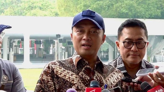 Menteri Sekretaris Negara Prasetyo Hadi memberikan keterangan pers di halaman Istana Merdeka, Jakarta, Selasa (12/8/2025).