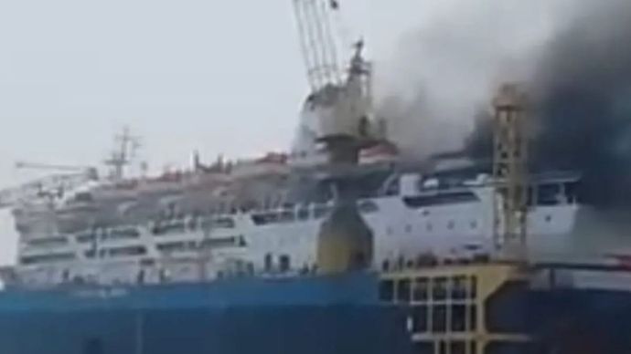 Kapal penumpang KM Dorolonda terbakar saat menjalani perawatan tahunan di perairan Pelabuhan Tanjung Priok Jakarta Utara, Senin 11 Agustus 2025. ANTARA/HO-Dokumentasi Pribadi