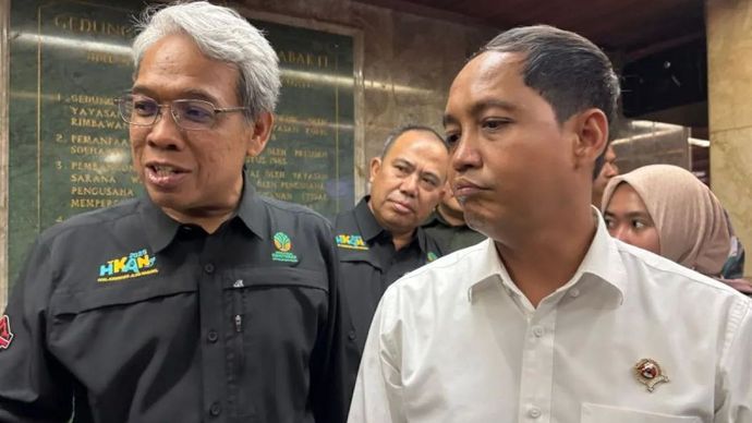 Menhut Raja Juli Antoni (kanan) dan Dirjen KSDAE Kemenhut Satyawan Pudyatmoko menjawab pertanyaan wartawan usai peringatan HKAN 2025 di Jakarta, Selasa, 12 Agustus 2025