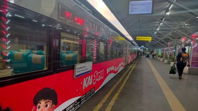 Contoh livery spesial di salah satu rangkaian kereta api oleh PT KAI, untuk merayakan HUT ke-81 Republik Indonesia.