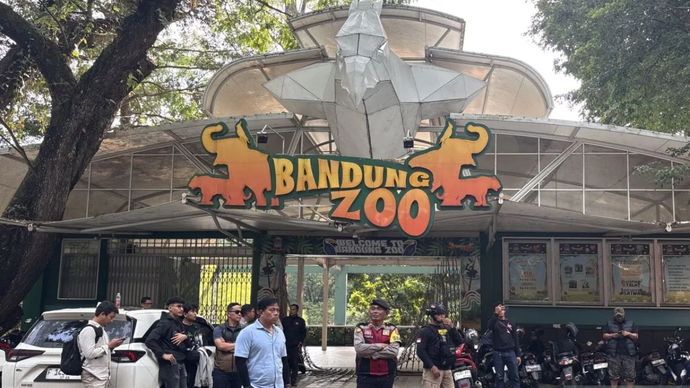 rsip - Situasi usai kericuhan yang terjadi di Kebun Binatang Bandung antara dua yayasan yang tengah berkonflik di Kota Bandung Jawa Barat, Rabu (6/8/2025). 