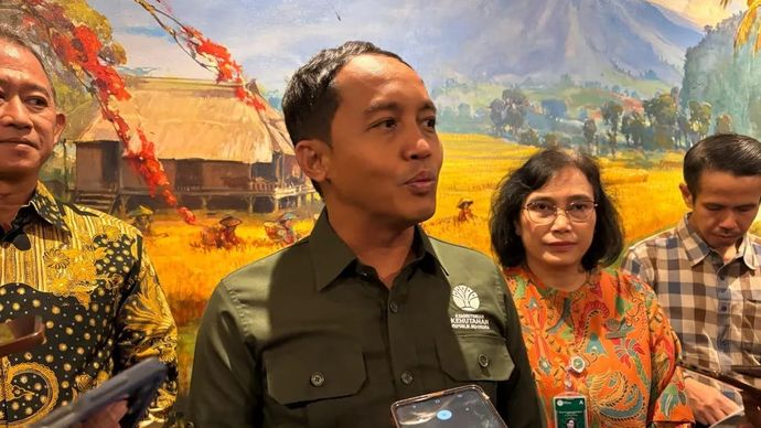 Menhut Raja Juli Antoni (tengah) dan Staf Ahli Menhut Bidang Perubahan Iklim Haruni Krisnawati (kanan) menjawab pertanyaan wartawan usai Kick Off Meeting  Concept Note dan Proposal Pendanaan Baru untuk RBP REDD+ CGF Tahap II di Jakarta, Selasa 12 Agustus 2025 ANTARA/Prisca Triferna