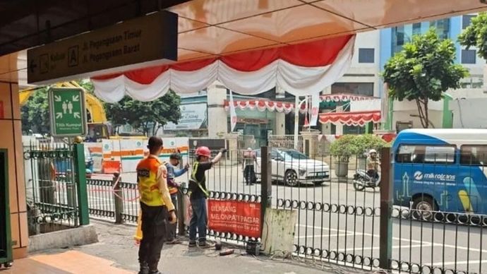 Petugas meninggikan pagar pedestrian Stasiun Cikini, Jakarta pada Sabtu (9/8/2025). PT Kereta Api Indonesia (Persero) Daerah Operasi 1 Jakarta (Daop 1) bersama PT Kereta Commuter Indonesia (KCI) meninggikan pagar tersebut untuk mencegah penumpang kereta rel listrik (KRL) kembali melompati pagar tersebut.