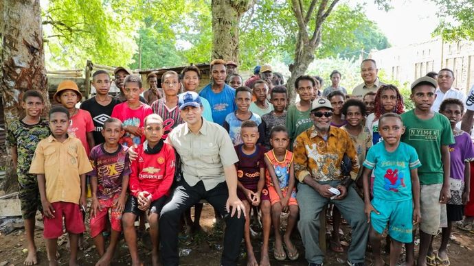 Foto arsip - Menteri Transmigrasi M. Iftitah Sulaiman Suryanagara (baris pertama, keempat dari kiri) berfoto bersama anak-anak di kawasan transmigrasi saat mengunjungi Papua beberapa waktu lalu. Selasa, 12 Agustus 2025.
