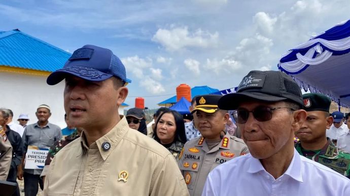 Menteri Transmigrasi Iftitah Sulaiman Suryanagara (Kiri) dan Kepala BP Batam Amsakar Achmad (kanan) di Tanjung Banun, Batam, Selasa (12/8/2025). 