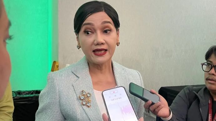 Kepala Eksekutif Pengawasan Perilaku Pasar, Edukasi Keuangan, dan Perlindungan Konsumen OJK Friderica Widyasari Dewi memberi keterangan ketika ditemui di Jakarta, Selasa 12 Agustus 2025. (ANTARA/Putu Indah Savitri)