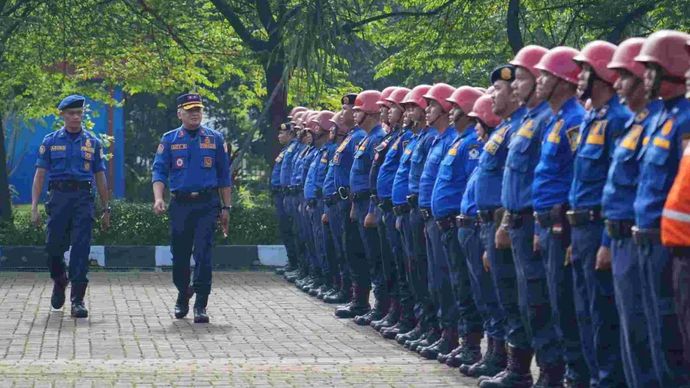 Ilustrasi petugas Dinas Penanggulangan Kebakaran dan Penyelamatan (Gulkarmat). Pemerintah Provinsi DKI Jakarta membuka lowongan kerja untuk Penyedia Jasa Lainnya Perorangan (PJLP) Pemadam Kebakaran dan Penyelamatan Provinsi DKI Jakarta total 1.000 formasi. Selasa, 12 Agustus 2025.