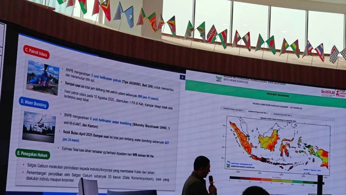 Kepala Badan Nasional Penanggulangan Bencana (BNPB) Suharyanto memaparkan skema penanganan kebakaran hutan dan lahan (Karhutla) untuk enam wilayah provinsi prioritas dalam rapat koordinasi karhutla di Gedung Indonesia Multi Hazard Early Warning System (Ina-MHEWS), Jakarta, Selasa (12/8/2025)