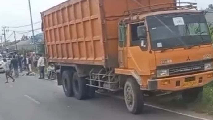 Satu unit sepeda motor tabrak bagian belakang dump truk di depan rumah sakit Bintang Medika Jalan Ir Sutami, Sindang Sari, Kecamatan Tanjung Bintang, Lampung Selatan, pada Rabu (13/8) pagi.