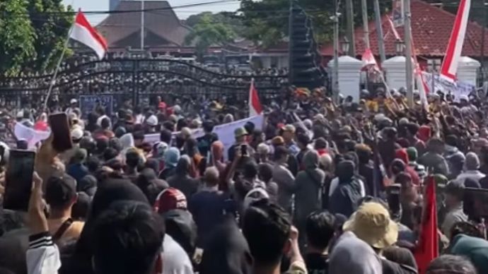 Warga Pati Demo Bupati Sudewo 