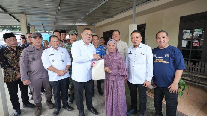 Wakil Menteri Agraria dan Tata Ruang/Wakil Kepala Badan Pertanahan Nasional, Ossy Dermawan, saat menyerahkan sertifikat tanah ke warga. 
