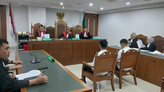 OC Kaligis heran kliennya dijadikan terdakwa gara-gara memasang patok di area IUP-nya sendiri. 