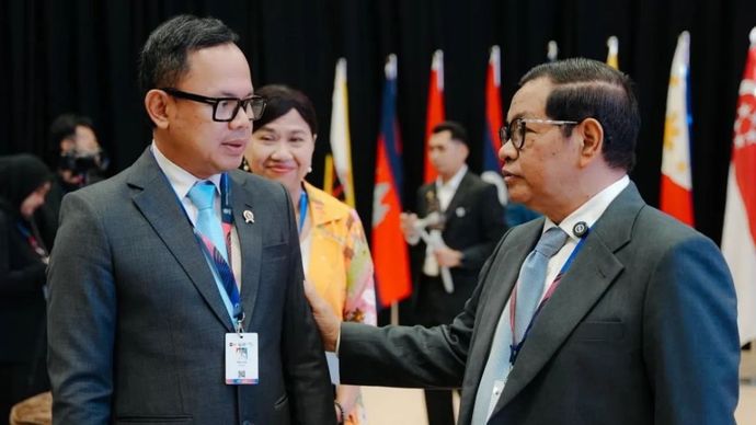 Wakil Menteri Dalam Negeri (Wamendagri) RI Bima Arya dan Gubernur DKI Jakarta Pramono Anung Wibowo saat bertemu di acara ASEAN Sustainable Urbanisation Forum (ASUF) 2025 di Kuala Lumpur, Malaysia. 