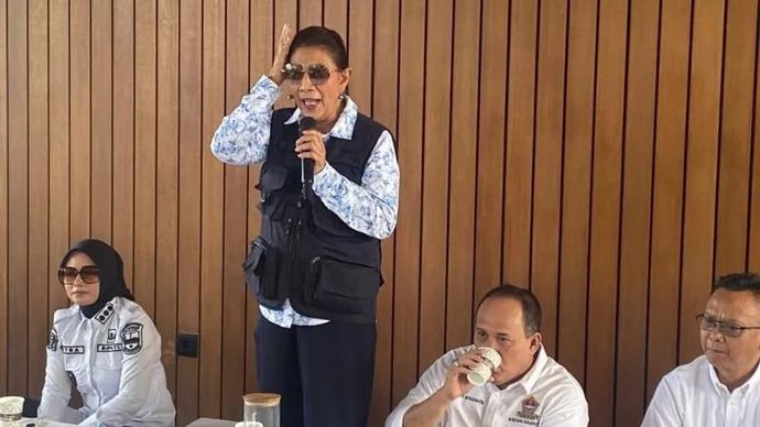Sejumlah warga menggelar aksi penolakan kegiatan keramba jaring apung (KJA) di kawasan Pantai Timur Pangandaran karena akan mengganggu kegiatan ekonomi masyarakat terutama sektor pariwisata yang digelar di Susi Air Beach Strip, Pangandaran, Jawa Barat, Rabu 13 Agustus 2025.
