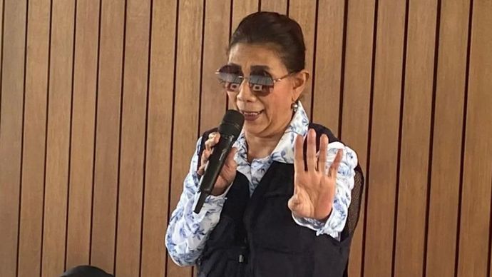 Mantan Menteri Kementerian Kelautan dan Perikanan (KKP) Susi Pudjiastuti memberikan sambutan saat aksi penolakan keramba jaring apung (KJA) Pantai Timur Pangandaran yang digelar di Susi Air Beach Strip, Pangandaran, Jawa Barat, Rabu (13/8/2025). 
