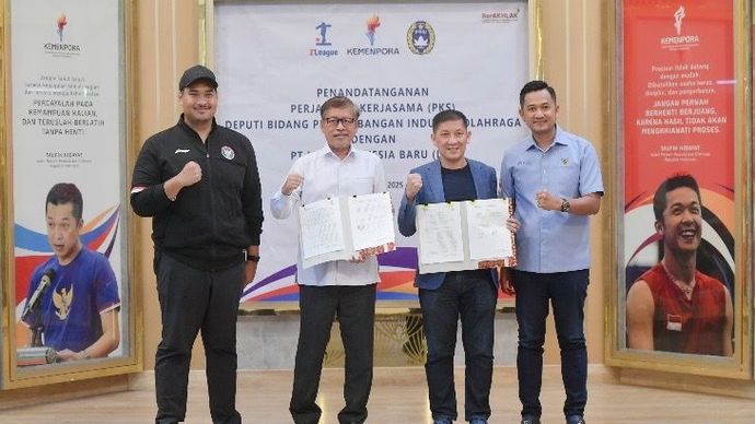 Menteri Pemuda dan Olahraga Republik Indonesia (Menpora RI), Dito Ariotedjo, menyaksikan penandatanganan Perjanjian Kerja Sama (PKS) antara Deputi Pengembangan Industri Olahraga Raden Isnanta dengan Direktur Utama PT Liga Indonesia Baru (LIB) Ferry Paulus. 