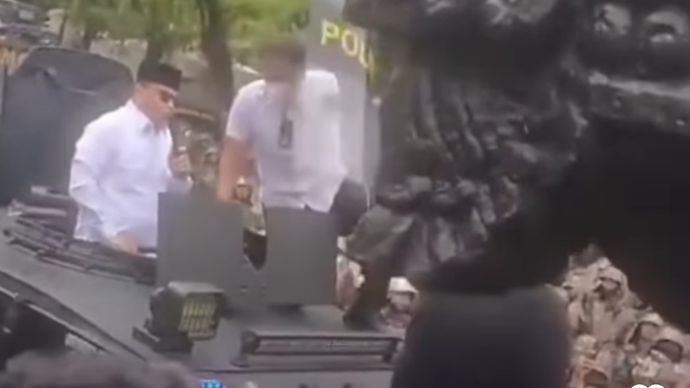 Bupati Pati Sudewo saat berusaha menemui pengunjuk rasa. 