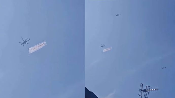 helikopter dengan membawa bendera latihan melintas di langit Jakarta 