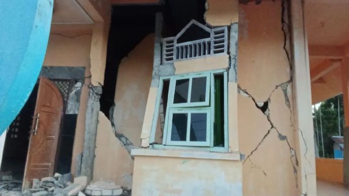 Gedung gereja di Distrik Pantai Timur, Kabupaten Sarmi, rusak akibat gempa berkekuatan 6,4 magnitudo yang terjadi Selasa sore (12/8).
