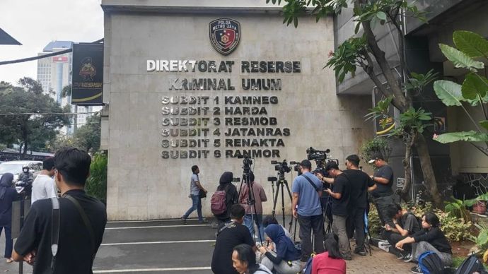Sejumlah awak media menanti kehadiran Ketua KPK periode 2011-2015, Abraham Samad di Ditreskrimum Polda Metro Jaya, Rabu (13/8/2025).