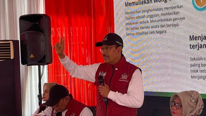 Mensos Saifullah Yusuf (dua dari kanan) saat memaparkan program terkait Sekolah Rakyat di Kota Cirebon, Jawa Barat, Rabu (13/8/2025).